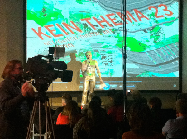 Zoy introduces the KEIN THEMA No.3 event at the Neues Museum in Nürnberg